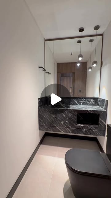 Lavabo com bancada em mármore escuro