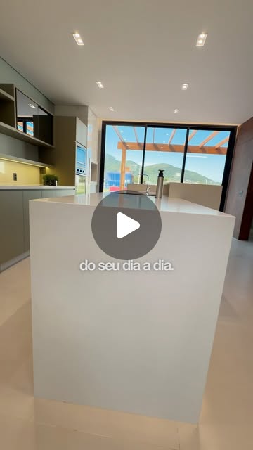 Bancada branca com vista para o mar
